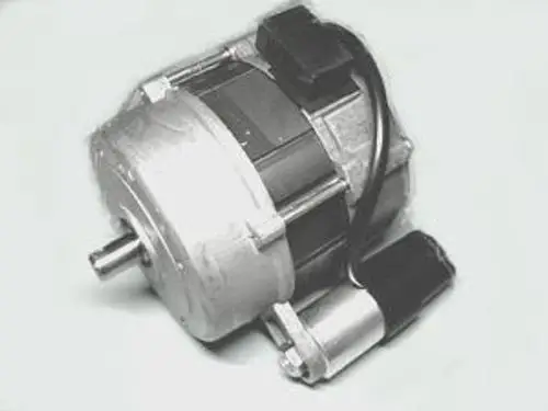 Motor in silberner Farbe mit elektrischer Anschlusstechnik, hergestellt von Remeha. Das Produkt zeigt eine runde Bauform mit sichtbarem Antriebswellenende.